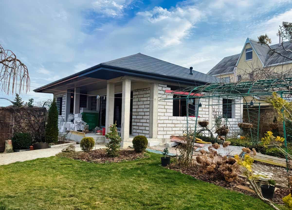 СТРОИТЕЛЬСТВО ДОМОВ — СевСтрой Бригада Монолитное строительство частного дома с балконом и террасой в Крыму