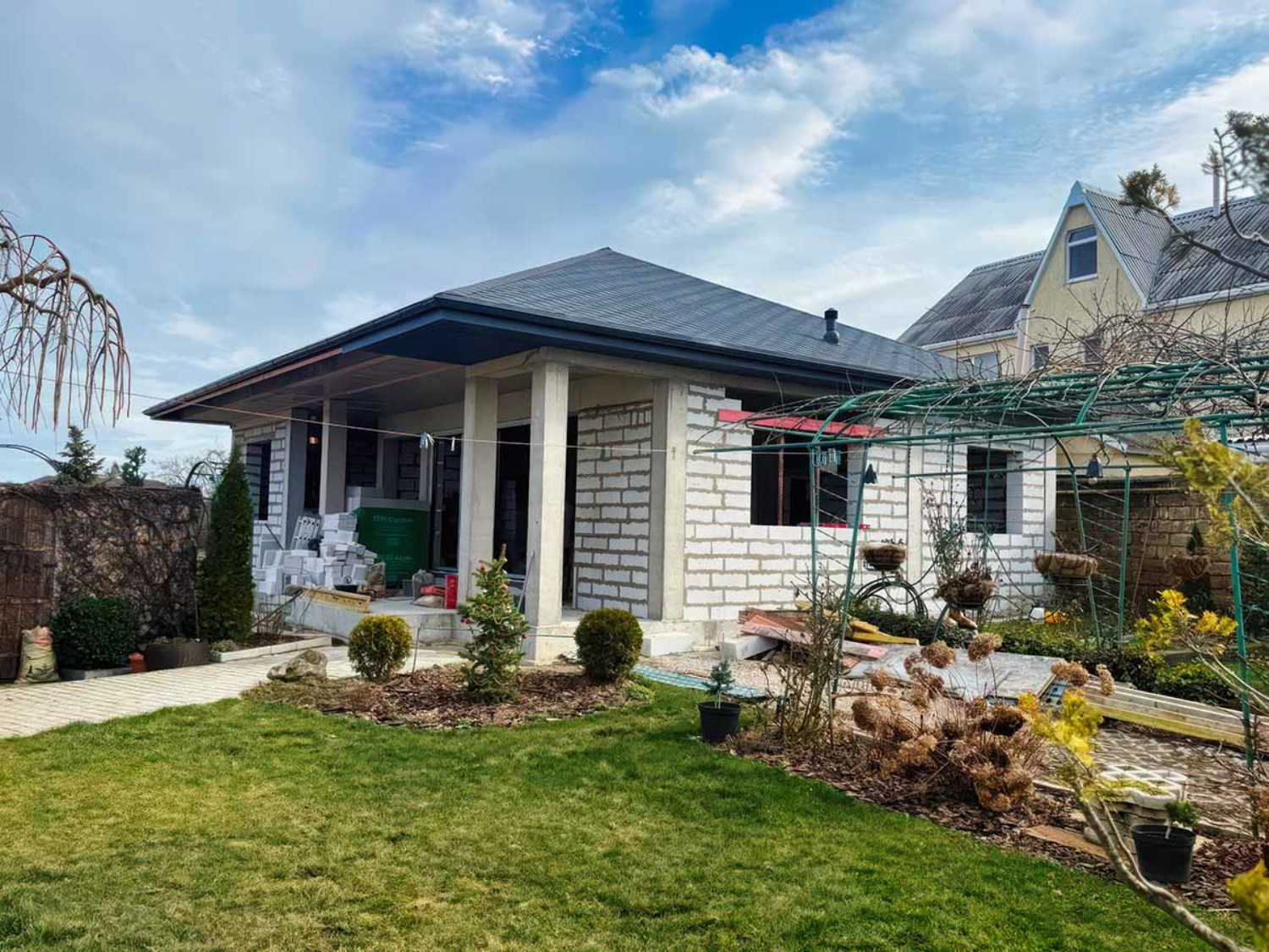 Монолитное строительство частного дома с балконом и террасой в Крыму