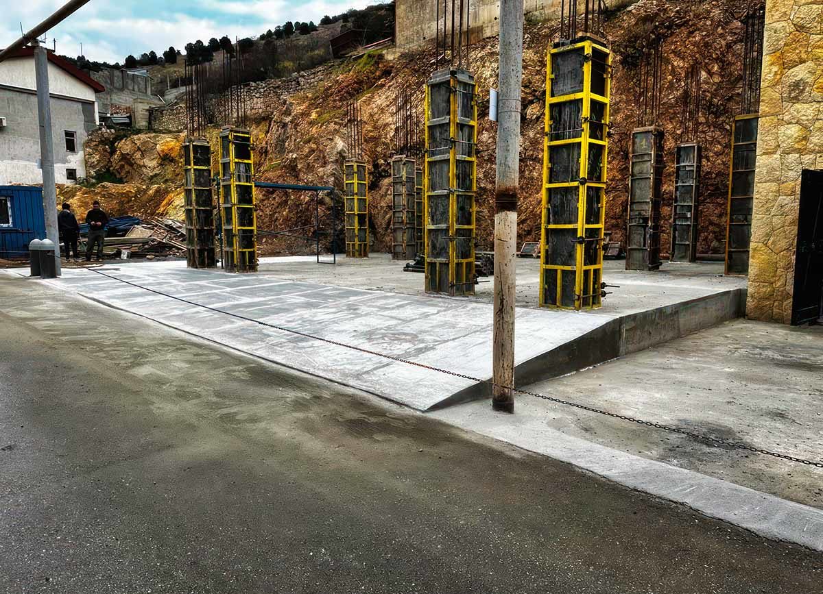 Бетонные работы в центральной части Севастополя