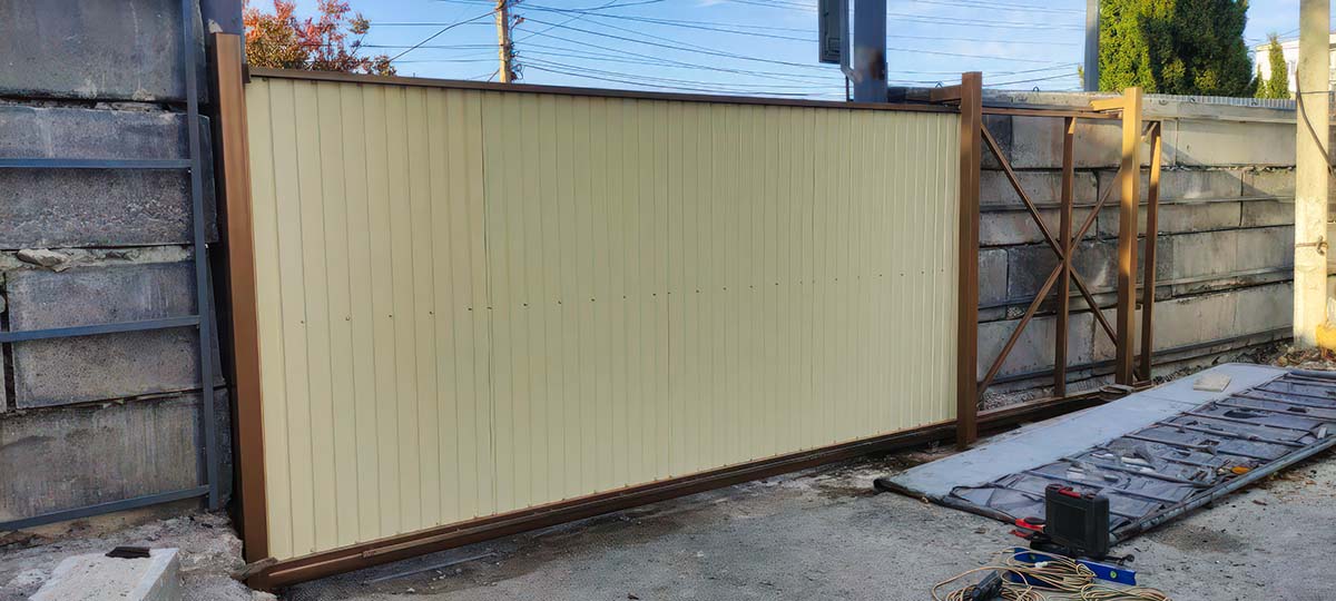 МЕТАЛЛОКОНСТРУКЦИИ — СевСтрой Бригада Ограждение участка с видом на дом в Крыму