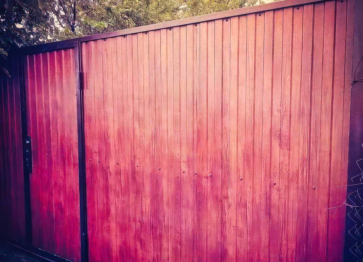 МЕТАЛЛОКОНСТРУКЦИИ — СевСтрой Бригада Распашные ворота на участке в Севастополе