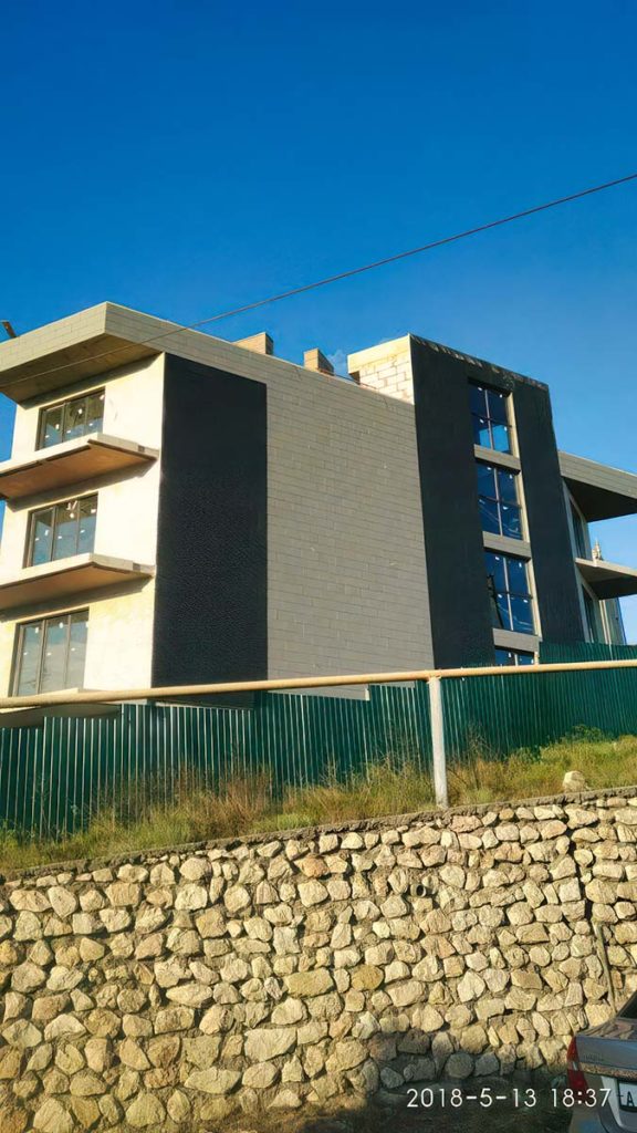 СТРОИТЕЛЬСТВО ДОМОВ — СевСтрой Бригада Дом с установленными окнами на стадии работ