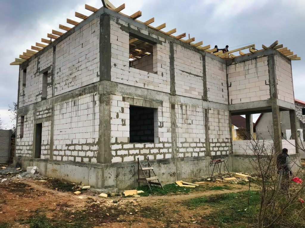 СТРОИТЕЛЬСТВО ДОМОВ — СевСтрой Бригада Возведение дома с готовой крышей