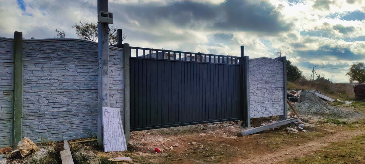 МЕТАЛЛОКОНСТРУКЦИИ — СевСтрой Бригада Въездные ворота на частном участке в Крыму