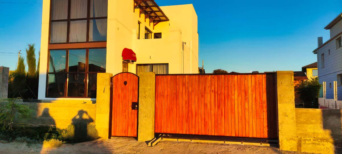 МЕТАЛЛОКОНСТРУКЦИИ — СевСтрой Бригада Ворота и забор на частном участке в Севастополе