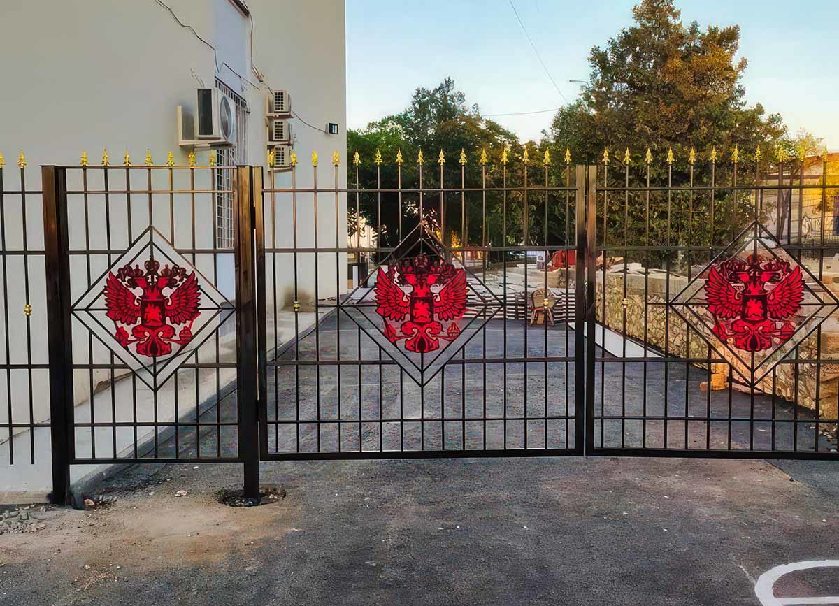 МЕТАЛЛОКОНСТРУКЦИИ — СевСтрой Бригада Вид на ворота с территории участка в Севастополе