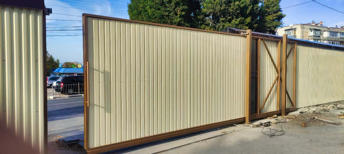 МЕТАЛЛОКОНСТРУКЦИИ — СевСтрой Бригада Ворота с внутренней стороны участка в Севастополе