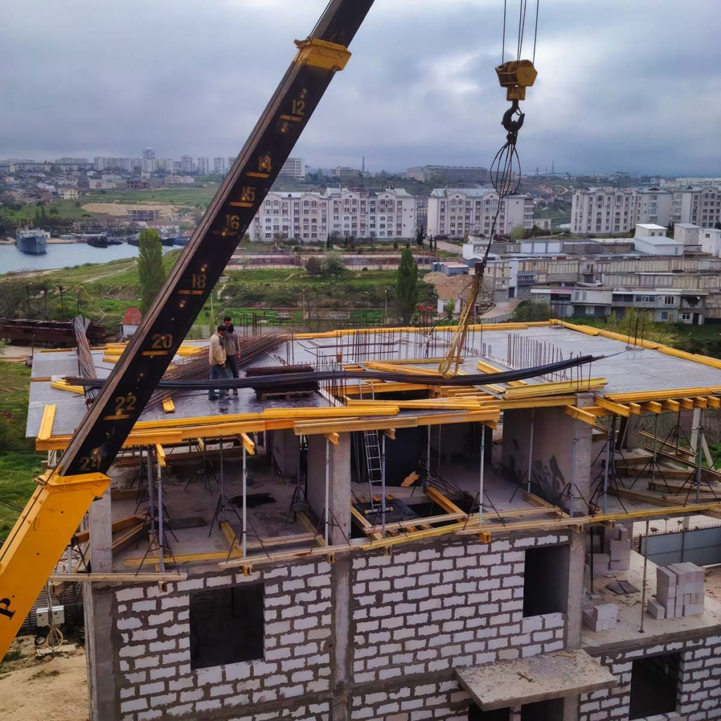 СТРОИТЕЛЬСТВО ДОМОВ — СевСтрой Бригада Дом на большом участке после строительных работ