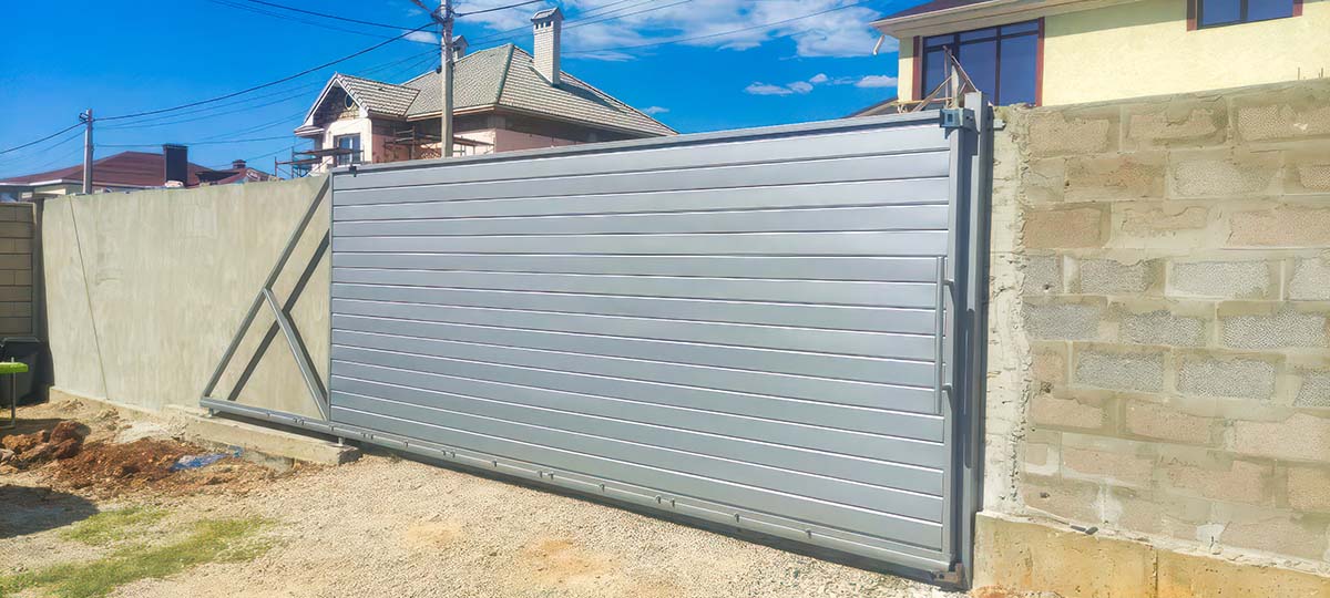 МЕТАЛЛОКОНСТРУКЦИИ — СевСтрой Бригада Забор и ворота частного дома в Севастополе