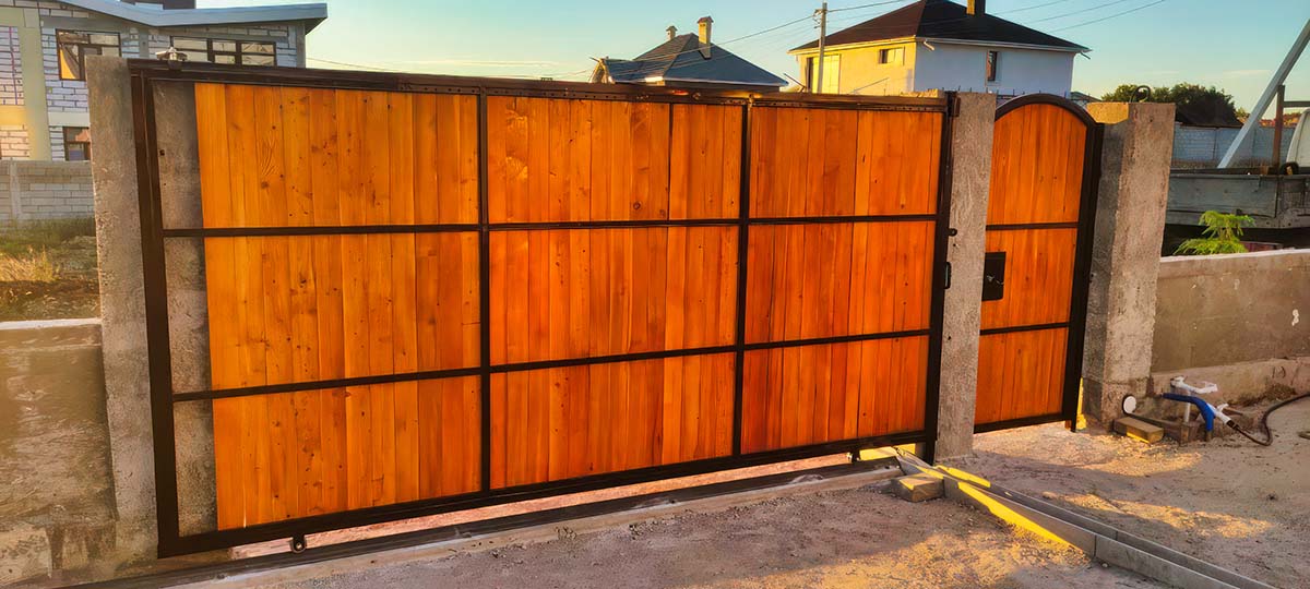 МЕТАЛЛОКОНСТРУКЦИИ — СевСтрой Бригада Забор со стороны участка в Крыму