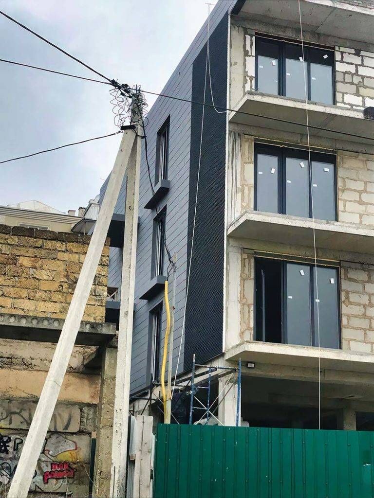 СТРОИТЕЛЬСТВО ДОМОВ — СевСтрой Бригада Дом с окнами и кровлей после монтажа