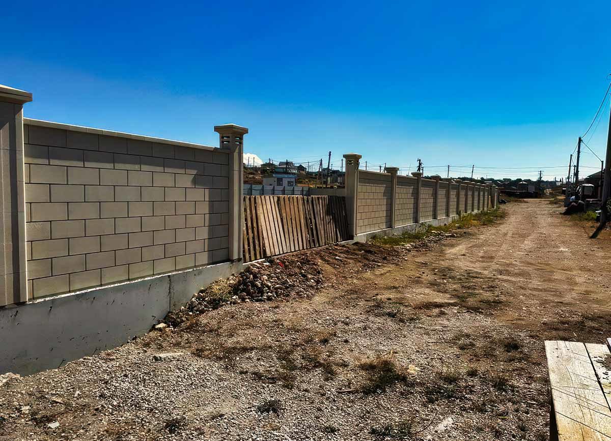 БЕТОННЫЕ ЗАБОРЫ — СевСтрой Бригада Армированный бетонный забор в Севастополе