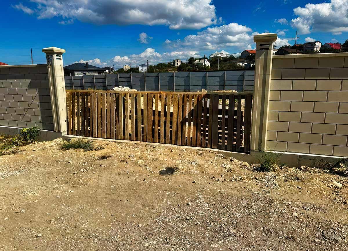 БЕТОННЫЕ ЗАБОРЫ — СевСтрой Бригада Бетонный забор с калиткой и воротами