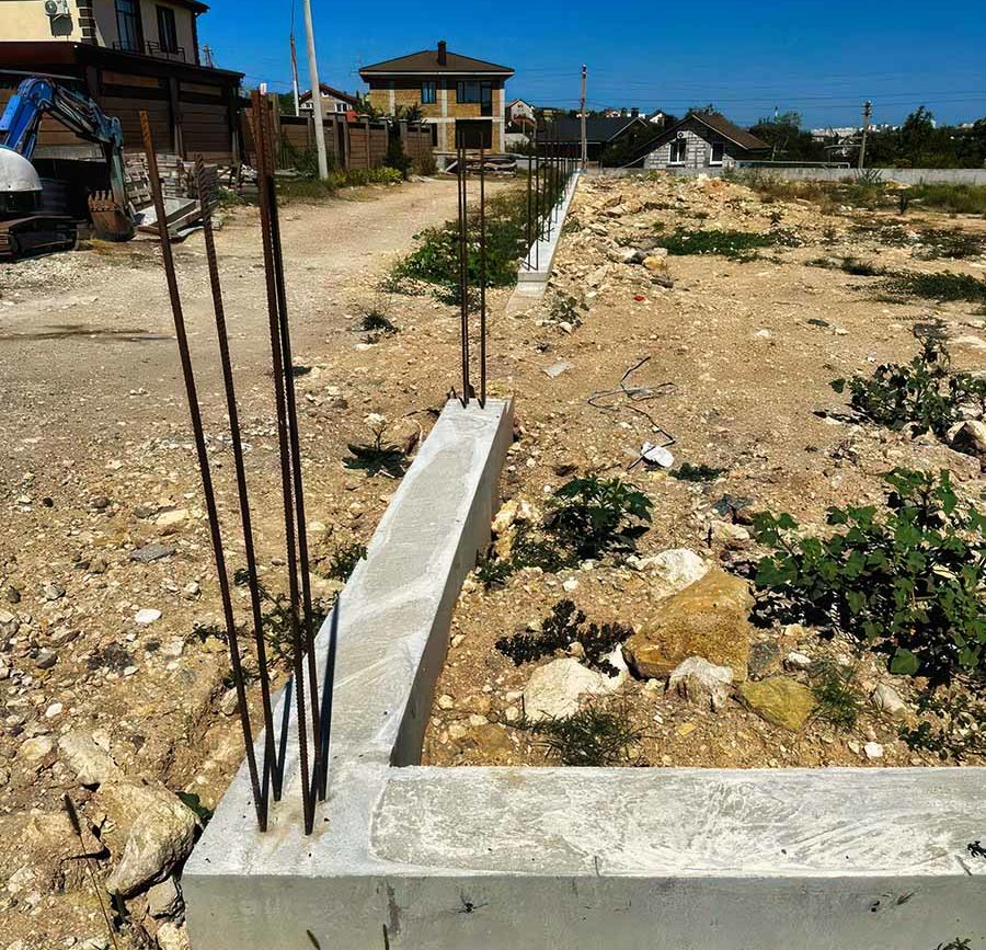 БЕТОННЫЕ ЗАБОРЫ — СевСтрой Бригада Бетонный забор с колоннами в Крыму