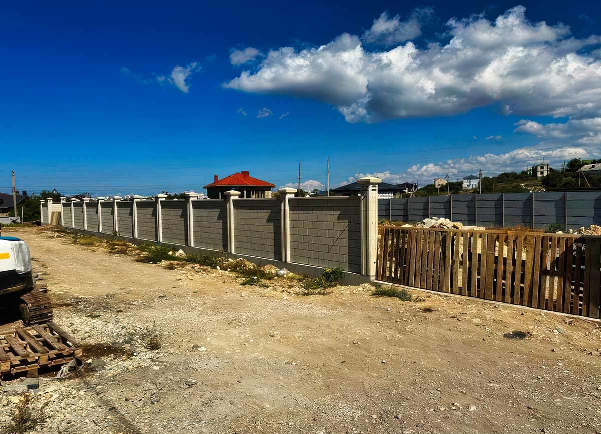 БЕТОННЫЕ ЗАБОРЫ — СевСтрой Бригада Бетонный забор с ленточным фундаментом