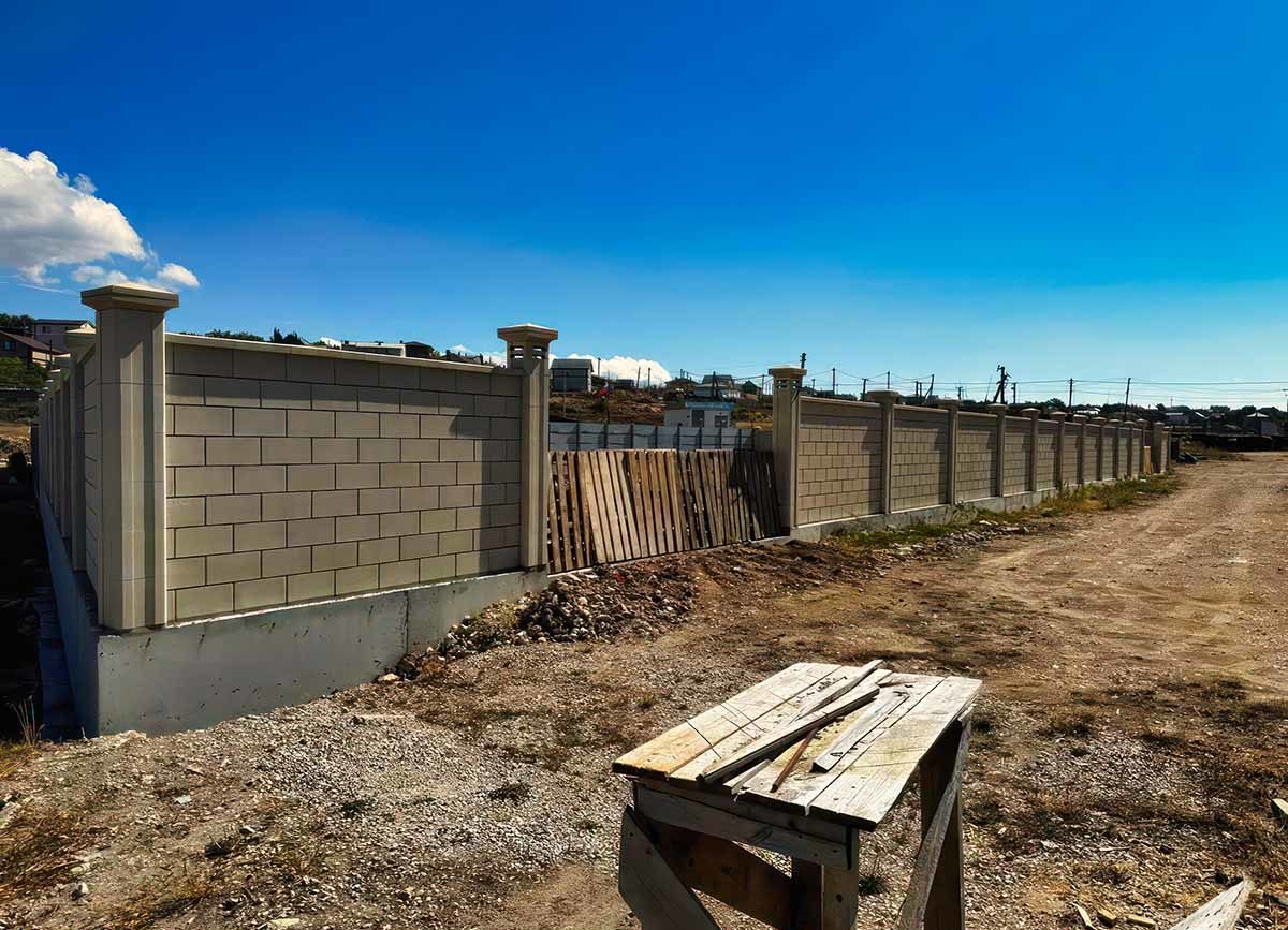 БЕТОННЫЕ ЗАБОРЫ — СевСтрой Бригада Бетонный забор в Ялте