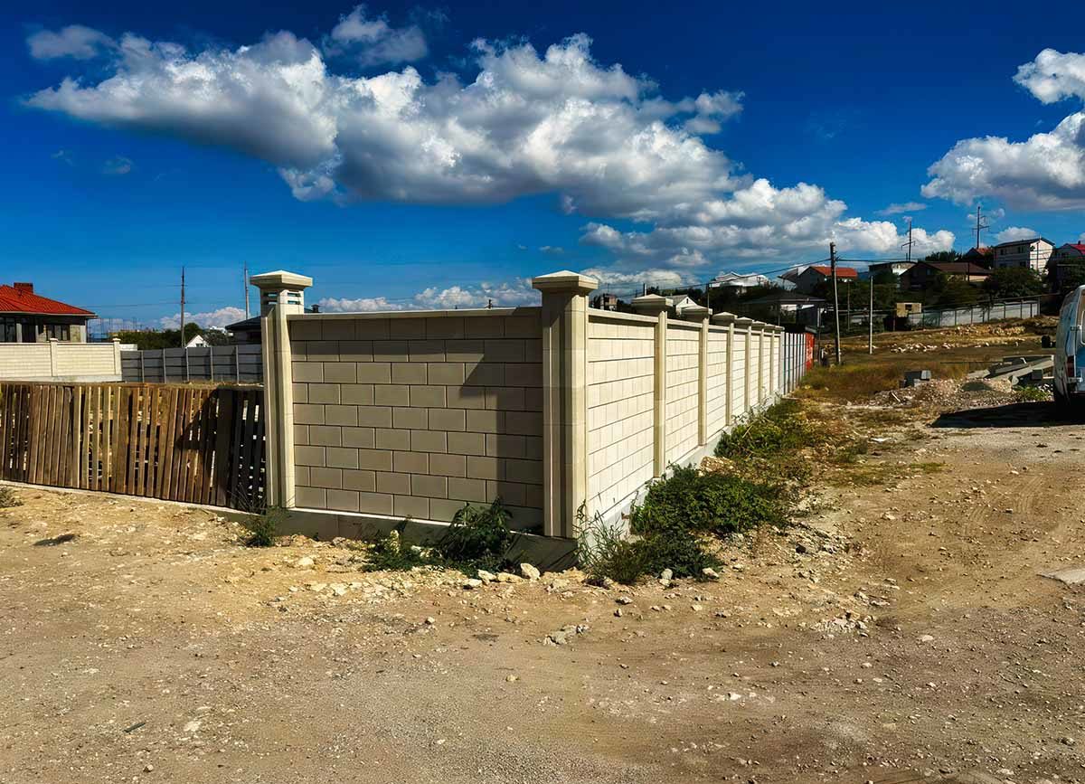 БЕТОННЫЕ ЗАБОРЫ — СевСтрой Бригада Бетонные столбы для забора в Крыму