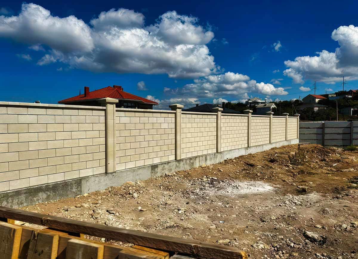 БЕТОННЫЕ ЗАБОРЫ — СевСтрой Бригада Бетонные заборы с опорами в Севастополе