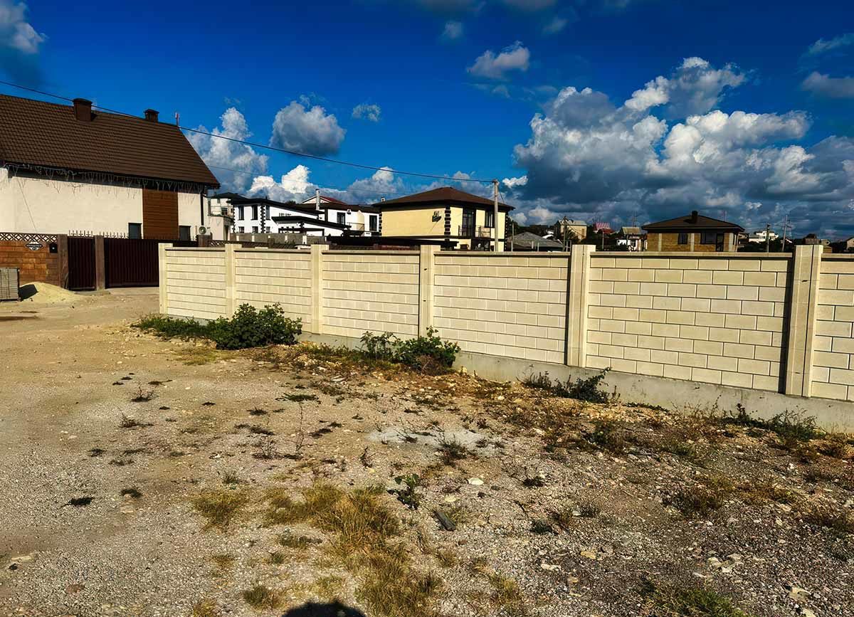 БЕТОННЫЕ ЗАБОРЫ — СевСтрой Бригада Фундамент под бетонный забор в Севастополе