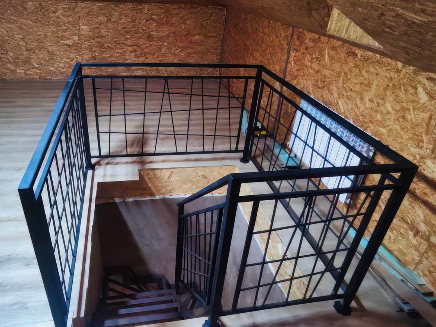 Изготовление металлических лестниц для частных домов и коттеджей в Крыму с монтажом каркаса и перил под ключ