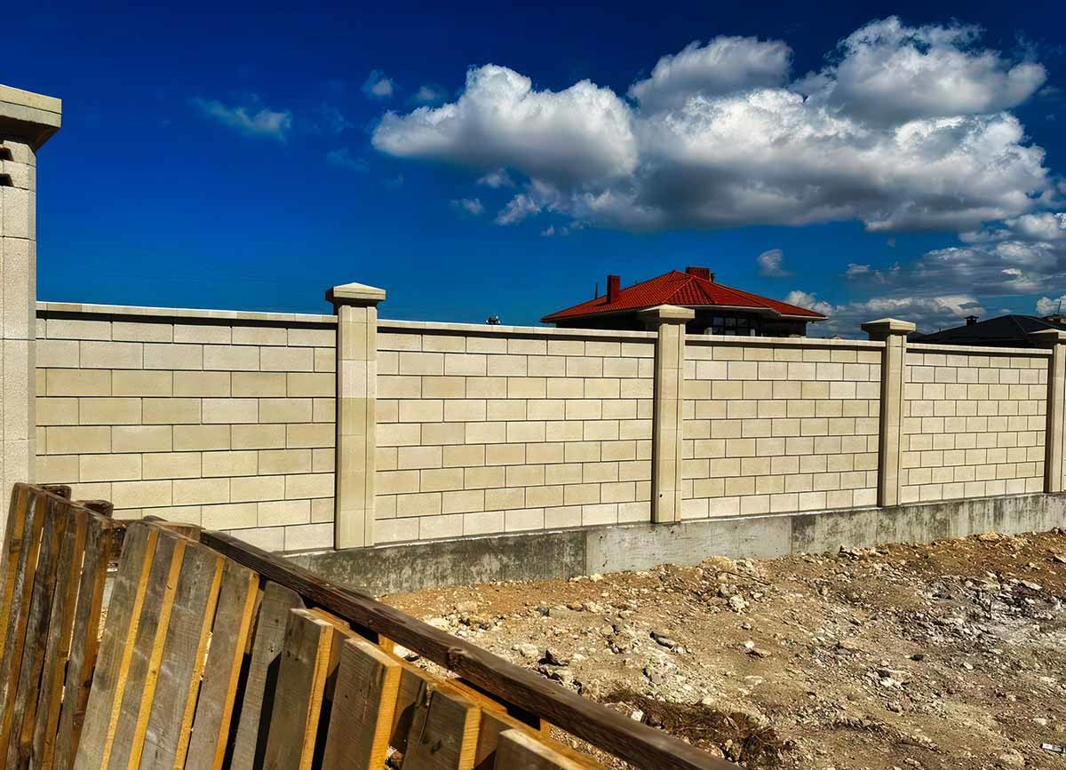 БЕТОННЫЕ ЗАБОРЫ — СевСтрой Бригада Монолитный бетонный забор в Крыму