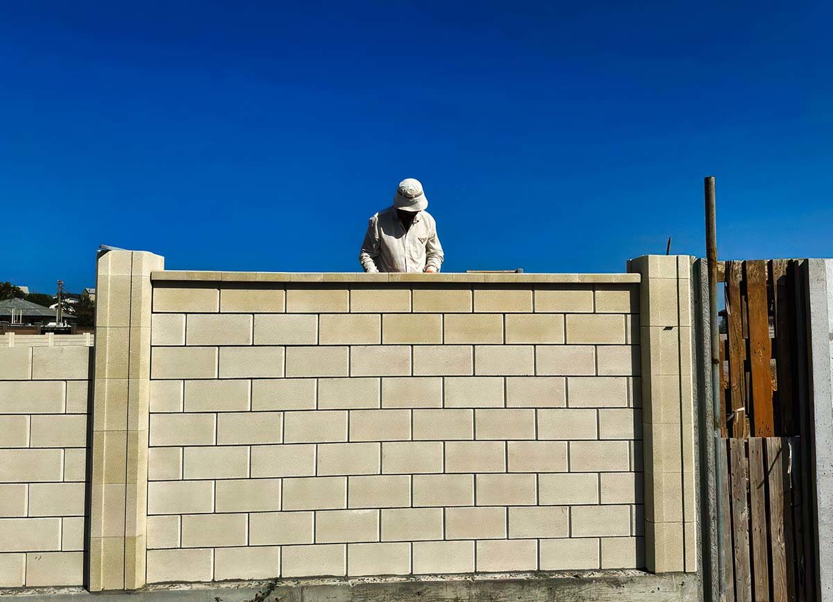 БЕТОННЫЕ ЗАБОРЫ — СевСтрой Бригада Строительство бетонных ограждений в Крыму