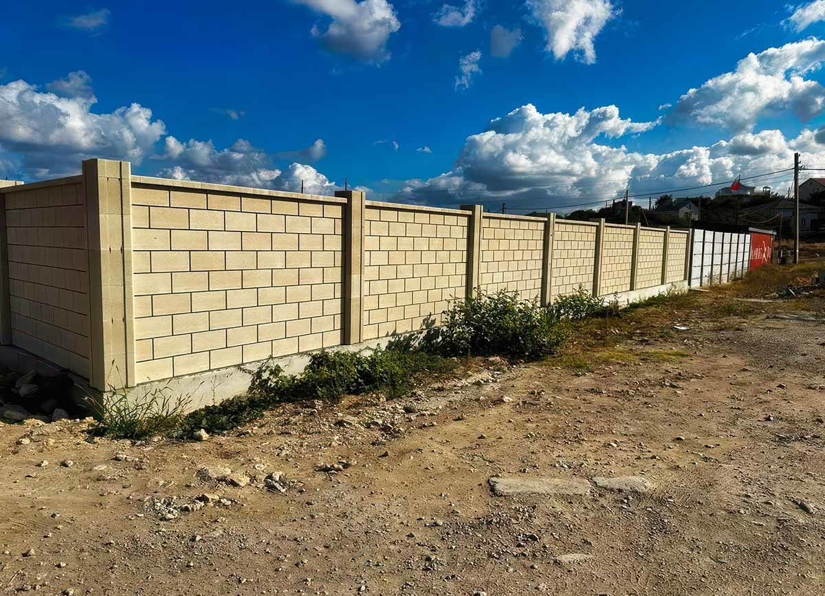 Бетонный забор для спортивной площадки