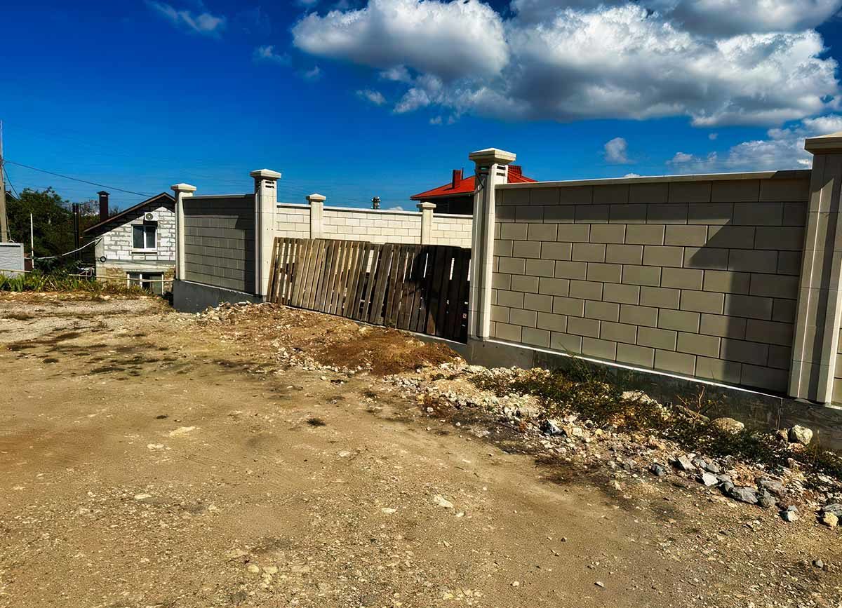 Бетонные заборы для коттеджа в Крыму